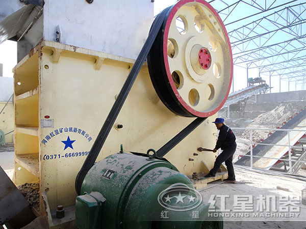 顎式石頭破碎機工作現場圖