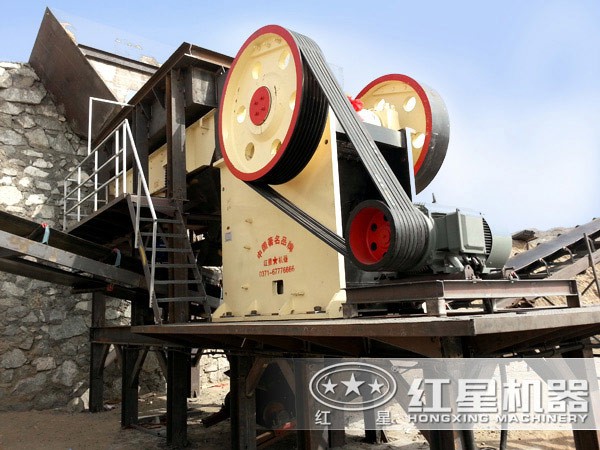 顎式石頭破碎機現場作業圖