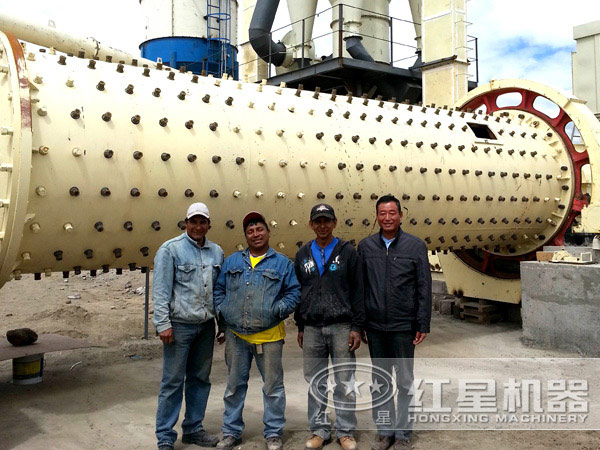 石灰石球磨機(jī)工作現(xiàn)場(chǎng)--客戶合影