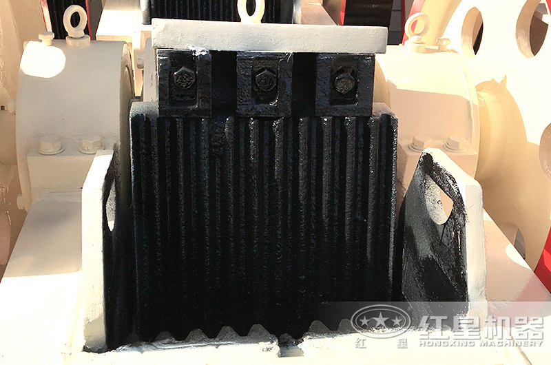 600*900顎式破碎機(jī)進(jìn)料口