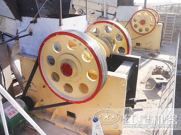 1500噸/時石頭嗑石機_碎石機現場作業