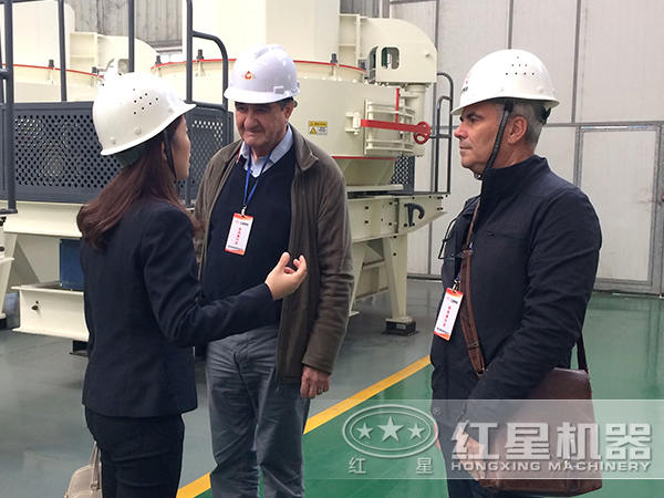 新型585噸每小時的HVI制砂機用戶來場參觀圖