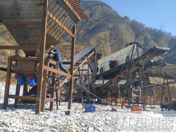 移動碎石機現場作業圖