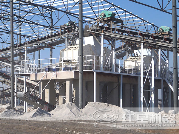 日產(chǎn)10000噸新型石料粉碎機設(shè)備現(xiàn)場作業(yè)圖
