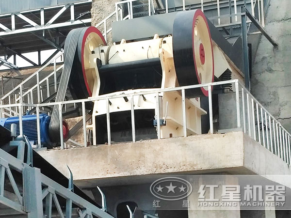 800t/h立式巖石碎石機現場作業