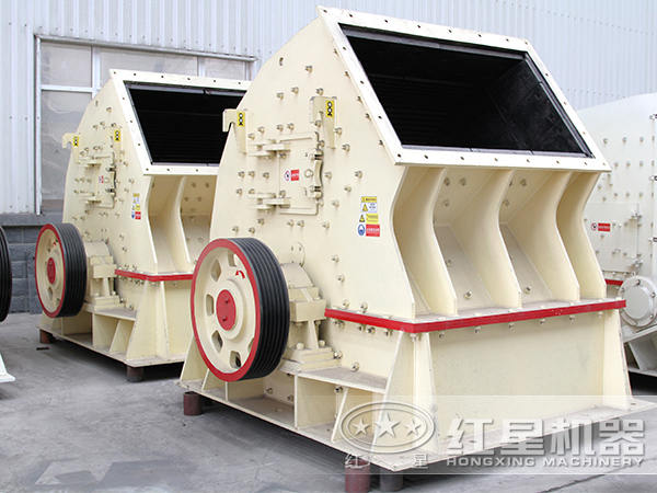 鐵礦石PCZ17116碎石機(jī)廠區(qū)排列整齊圖