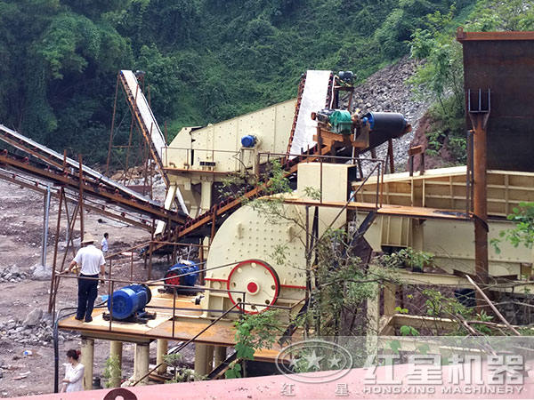 錘式石頭粉碎機作業現場