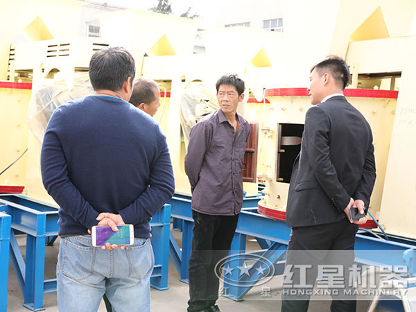 立式破碎機用戶來廠參觀圖