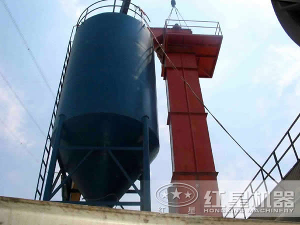 斗式提升機現(xiàn)場作業(yè)