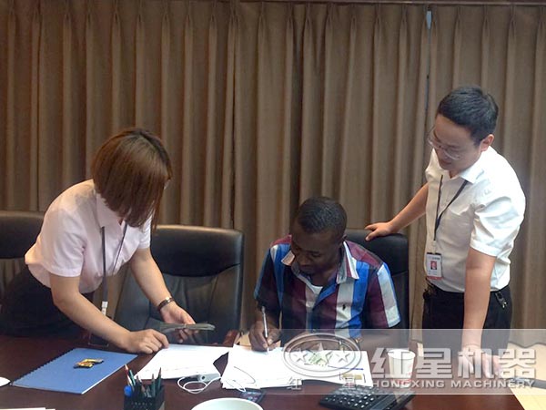 紅星重錘式破碎設備價格合理與客戶簽訂合作協議圖