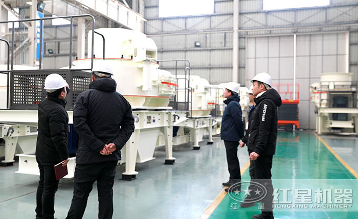 客戶到場參觀新款粉碎砂石設備