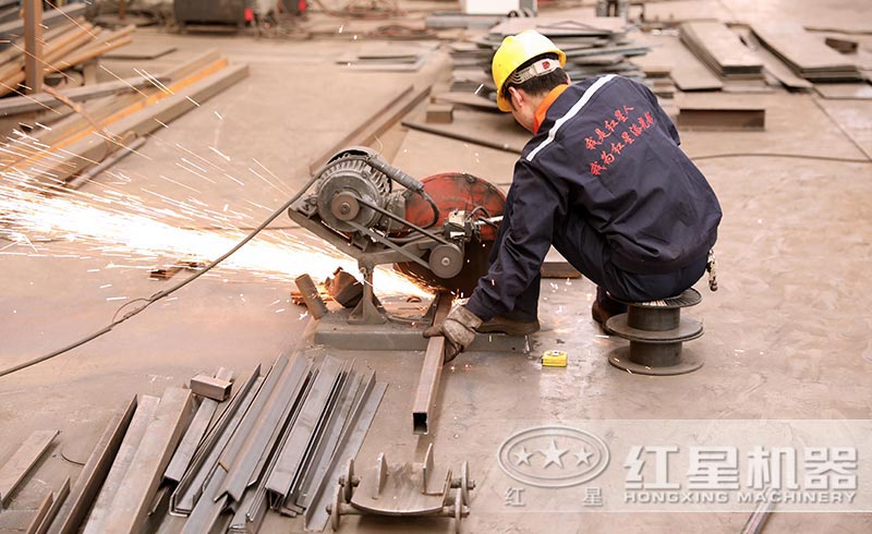 紅星工人對制砂機細節的把控