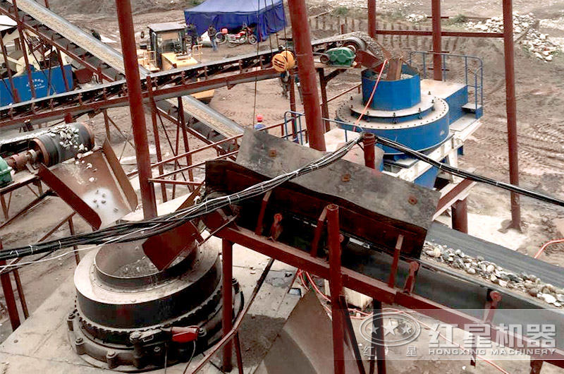 鵝卵石制砂機現場作業圖