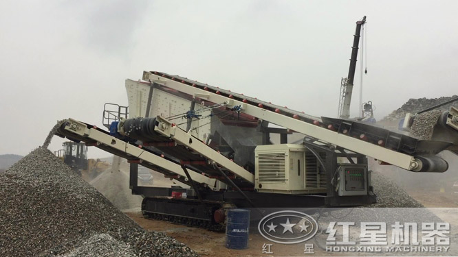 履帶式篩分站工作現場