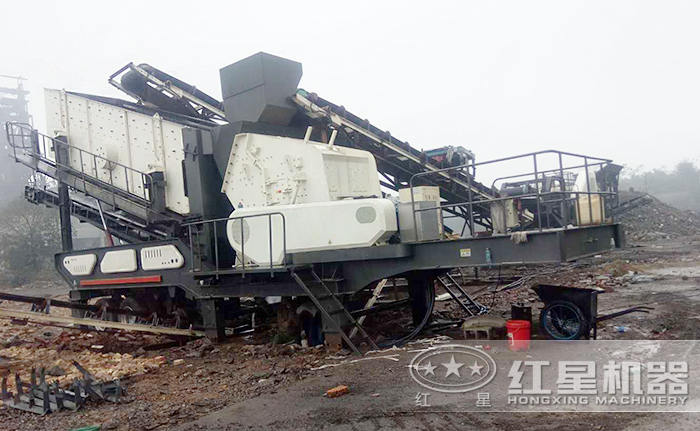 搭載反擊破碎的移動破碎站作業現場