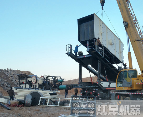移動(dòng)煤矸石粉碎機(jī)設(shè)備現(xiàn)場作業(yè)