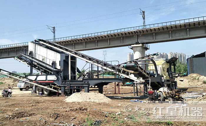 輪胎式移動(dòng)破碎站作業(yè)現(xiàn)場(chǎng)