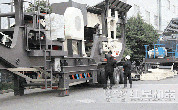 紅星客戶參觀車載渣土粉碎機