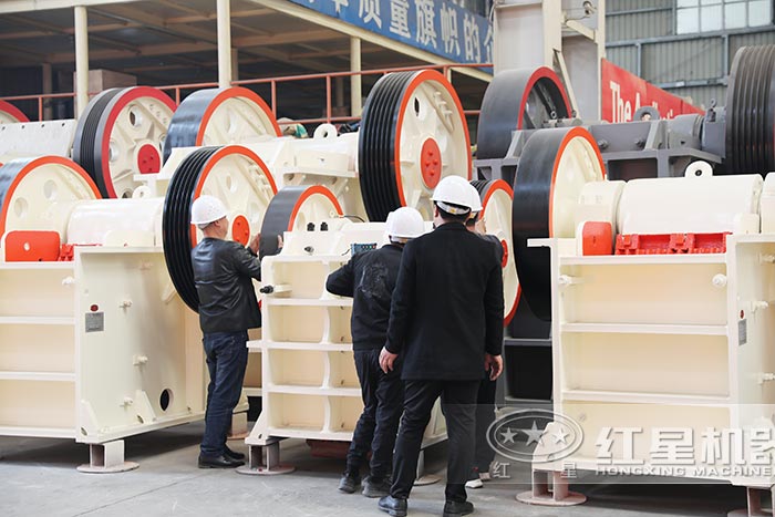 紅星小型顎式咬石機車間