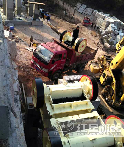 紅星顎式破碎機(jī)送貨到用戶現(xiàn)場(chǎng)