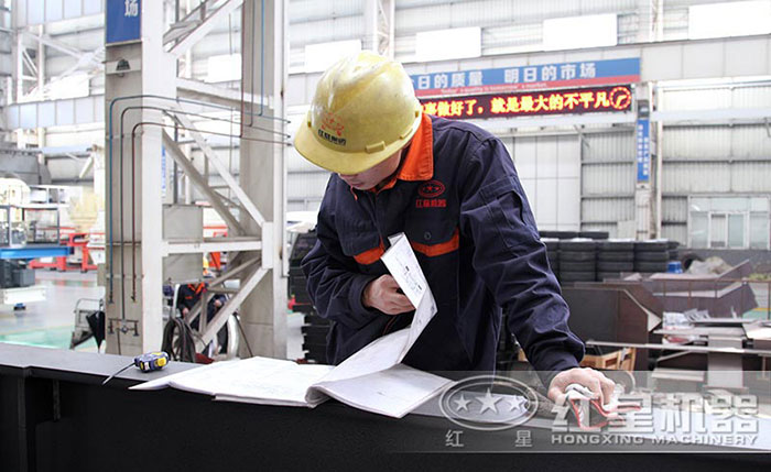 紅星技術工人嚴格按照圖紙生產
