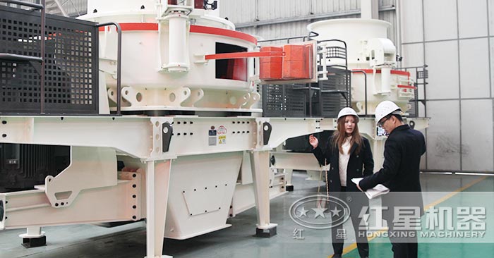 紅星銷售人員為用戶現場講解石頭制砂機
