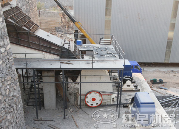 錘式打沙機工作現場