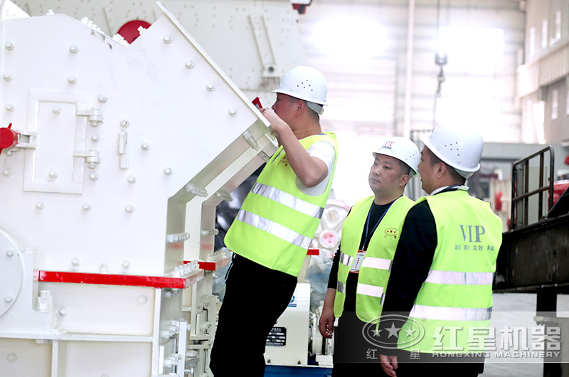 用戶到車間參觀細(xì)碎機(jī)