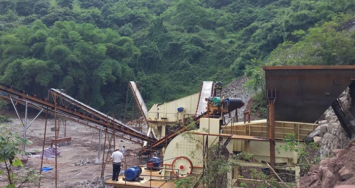 重錘式粉碎機雙電機配置作業中