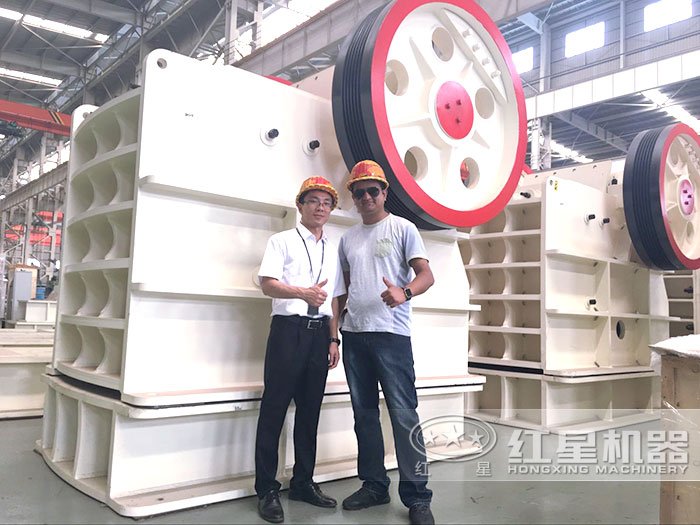 用戶參觀紅星大型顎式破碎機(jī)