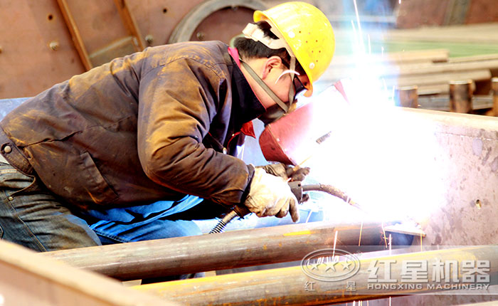 紅星焊接師傅作業