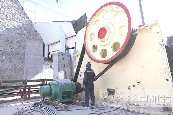 紅售后人員安裝鄂式破碎機