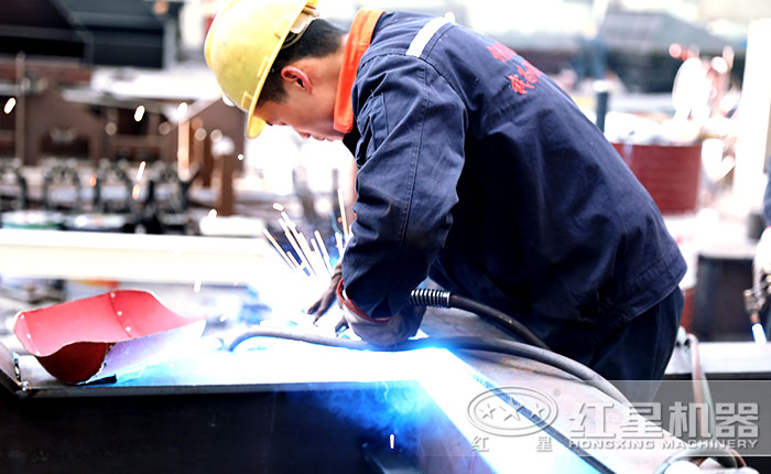 紅星技術工人車間焊接作業中