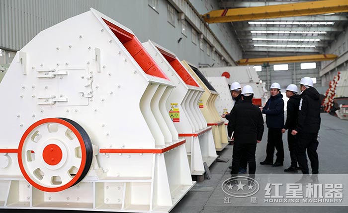用戶(hù)參觀重錘式破碎機(jī)