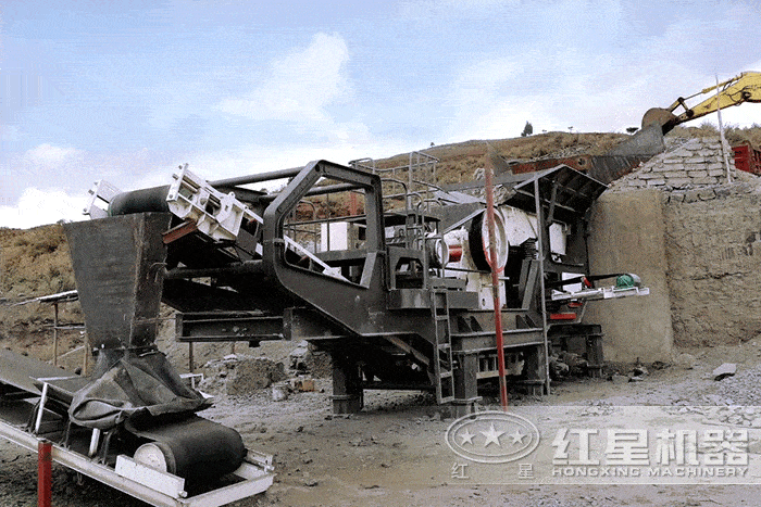 大型顎式移動碎石機加工作業現場
