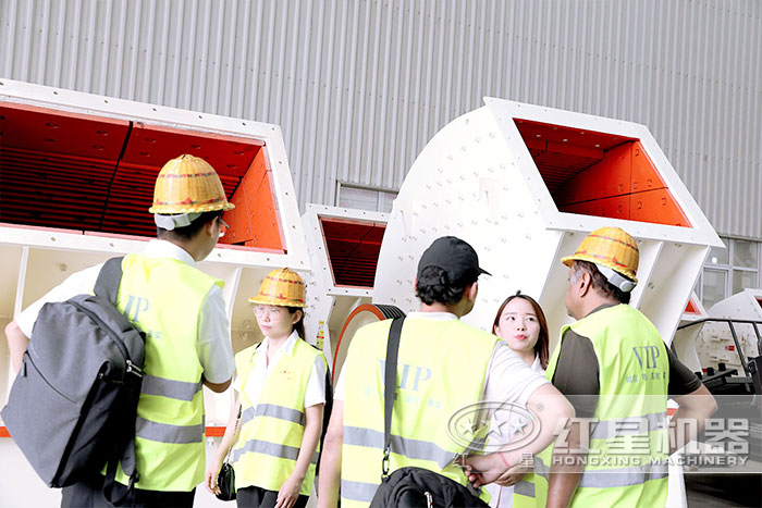 客戶參觀大型重錘式破碎機