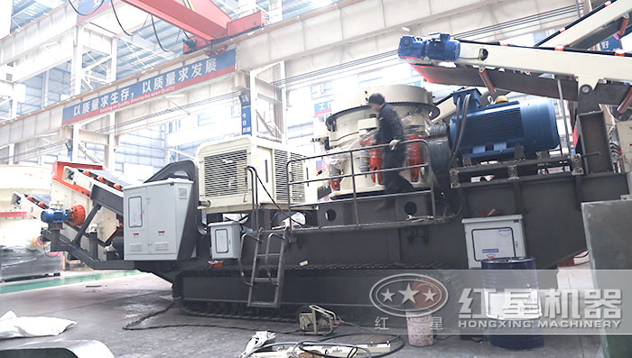 紅星履帶移動式砂石粉碎機車間安裝中