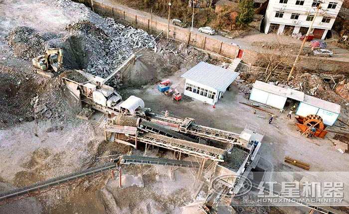 可移動石子破碎機雙機合作破碎建筑垃圾現(xiàn)場俯視圖