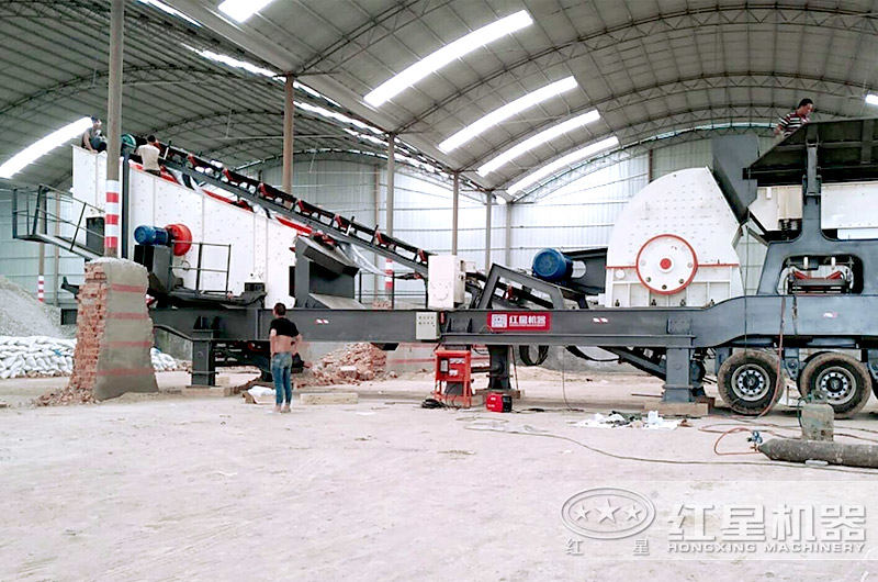 移動(dòng)式粉碎機(jī)現(xiàn)場(chǎng)圖