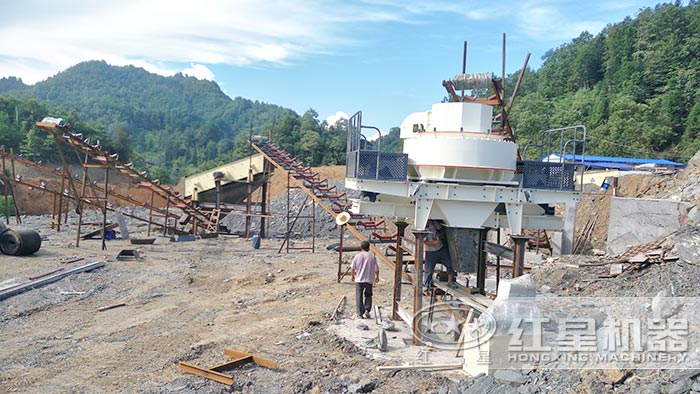 正在搭建的成套制砂機設備