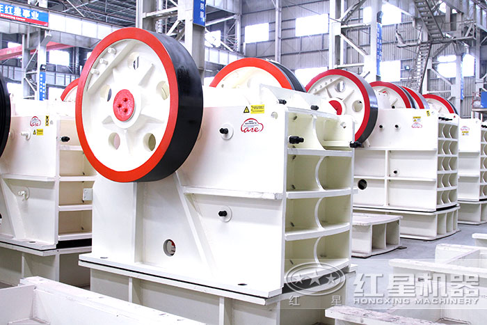 鄂式破碎機(jī)車間實(shí)拍