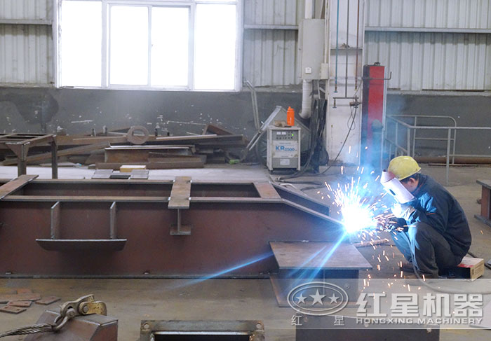 紅星機器工人作業(yè)