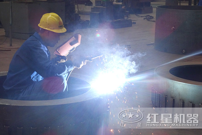 紅星機器技術工人作業