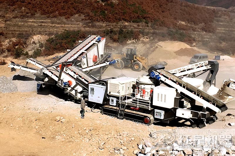 履帶式圓錐破碎機(jī)和履帶式篩分機(jī)聯(lián)合作業(yè)現(xiàn)場(chǎng)
