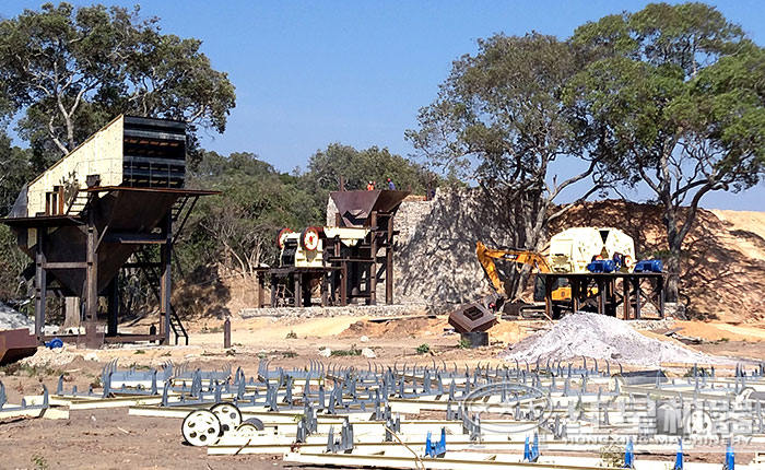 河卵石反擊式破碎機(jī)破碎機(jī)安裝現(xiàn)場