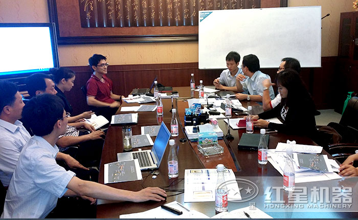 紅星機器工程師與客戶一起討論生產線配置