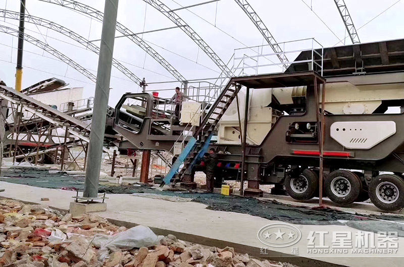 輪胎移動破處理建筑垃圾現場