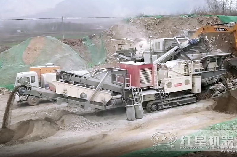 履帶式移動破碎站破碎建筑垃圾現場圖