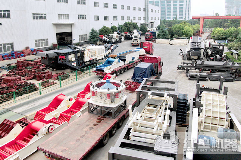 廠區(qū)正待發(fā)貨的石頭粉碎機(jī)現(xiàn)場