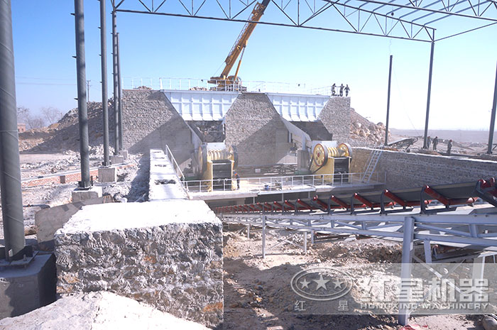 粉碎大塊石頭作業(yè)現(xiàn)場